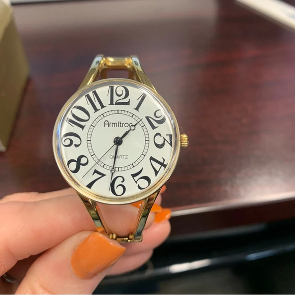 Avon Gold tone Watch with White Dial easy to read NIB small - Picture 2 of 8